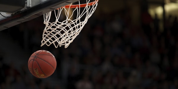 NBA篮球比赛即时比分与球员数据统计面板 - 显示得分篮板助攻