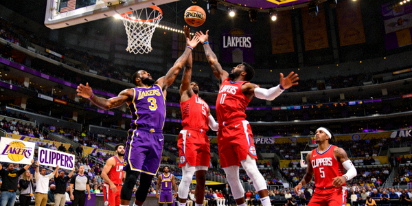 NBA常规赛湖人队对阵快船队的比赛现场，球员在争抢篮球
