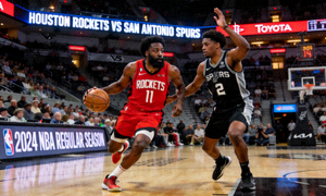NBA常规赛火箭队对阵马刺队的直播画面，球员在比赛中