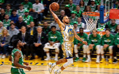 NBA常规赛勇士队对阵凯尔特人的比赛，库里在三分线外投篮