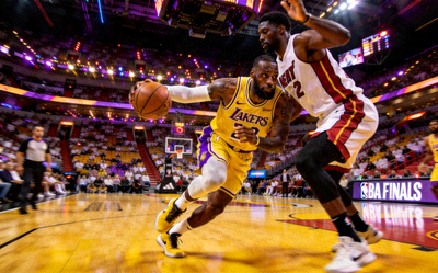 NBA总决赛湖人队对阵热火队的比赛，詹姆斯在进攻中